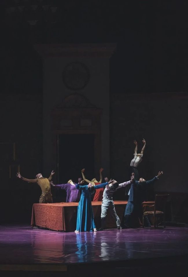 梦境交织，与逝者共舞的擀面时光——解梦梦见与死人一起擀面的深层含义