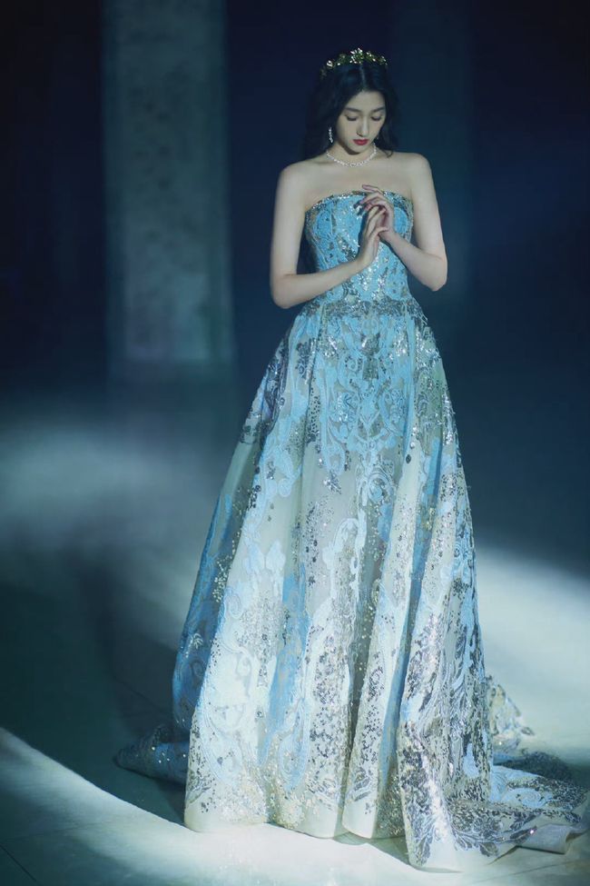 梦见自己穿的裙子破了，解读梦境中的象征与启示