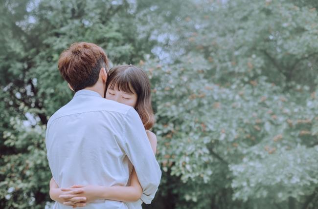 梦境中的温柔拥抱，解读梦见抱着一个小男孩的深层含义