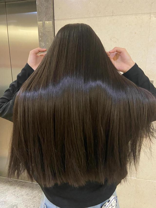 梦见自己头发又黑又长又柔顺，梳头时掉了三撮头发，梦境背后的深层含义