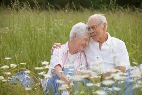 梦见过世的老人死在自己怀里又活了，生命循环与心灵慰藉的深层解读