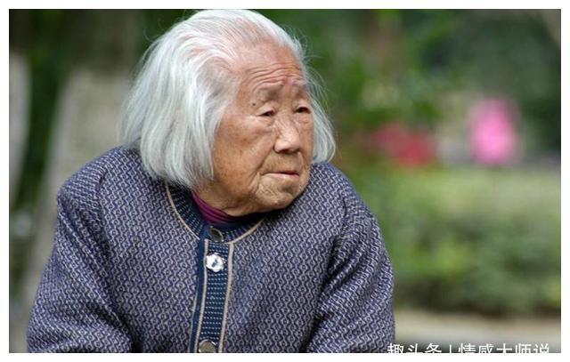 梦见已故的老奶奶复活向自己走来，梦境背后的深层含义与心理解析