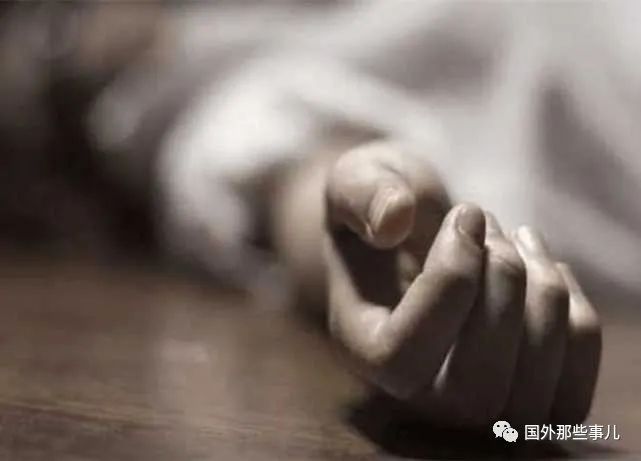 梦境交织，与逝者之握——我梦见给死人穿衣服的妇女握我的手