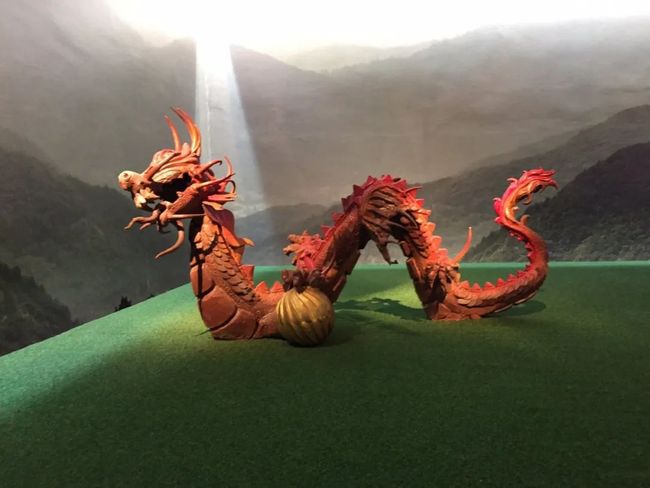 梦游奇境，解读梦见一条很奇特的眼镜蛇的深层寓意