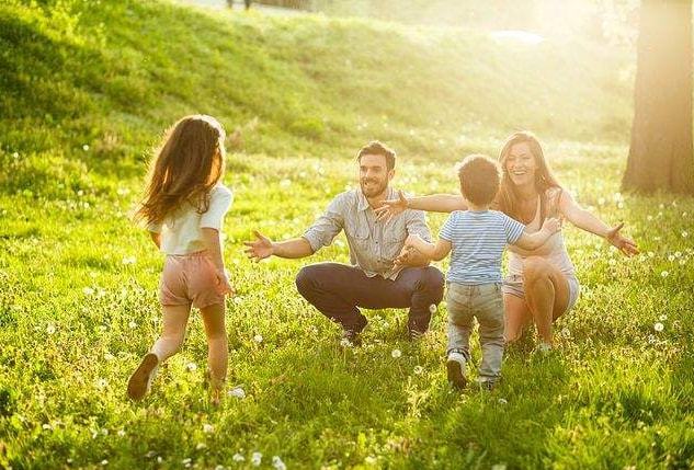 梦境中的温情与抉择，解读梦到两个小孩哭，然后我把他们抱起来了，家人让我放下她们的深层含义