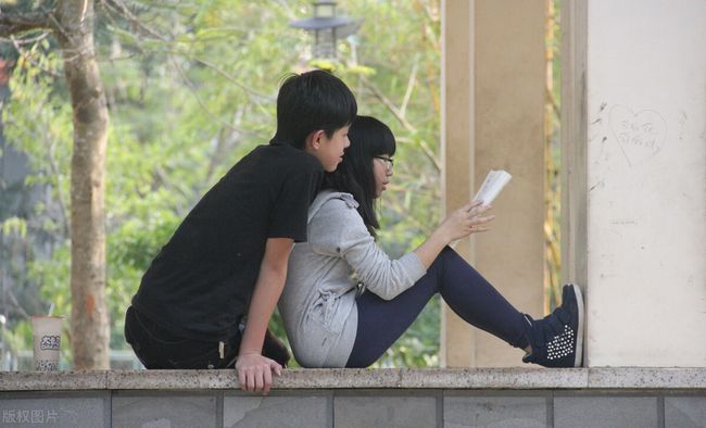 梦见前男友用很浪漫的方式向自己求爱，梦境背后的情感纠葛与自我探索