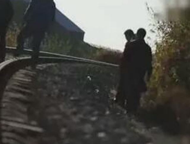 晚上梦见死人出殡并看到棺材，梦境背后的深层含义与心理解析