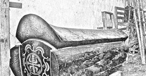 梦境交织，梦见已故奶奶抬爷爷棺材出殡的深层解读