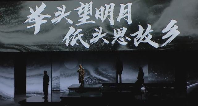 梦回旧时光，白色蛇群封锁通往老屋之路——一场关于记忆、转变与自我救赎的梦境解析