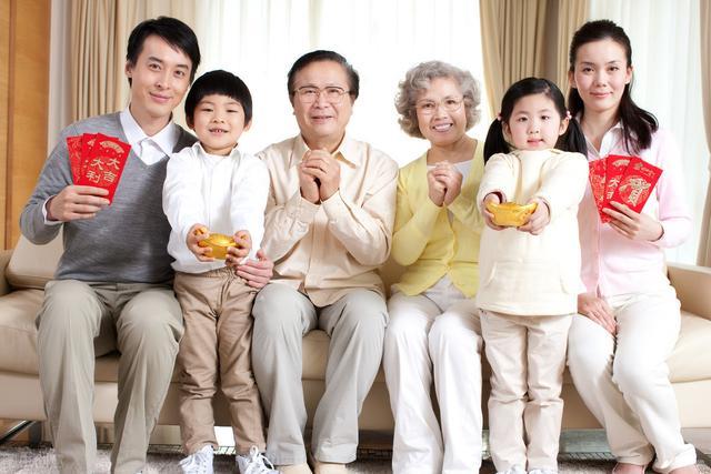 梦见已故的奶奶我陪她吃饭，一场跨越生死的温馨重逢