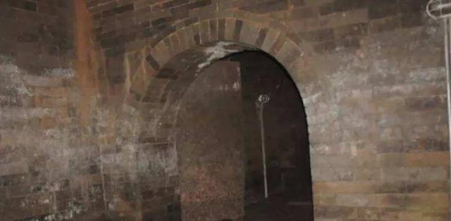 梦境异象，坟墓倒塌与棺材翻转的深层含义