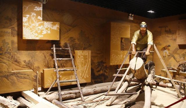 周公解梦，梦见有人抬着棺材去下葬，冲着自己追来——寓意与解析