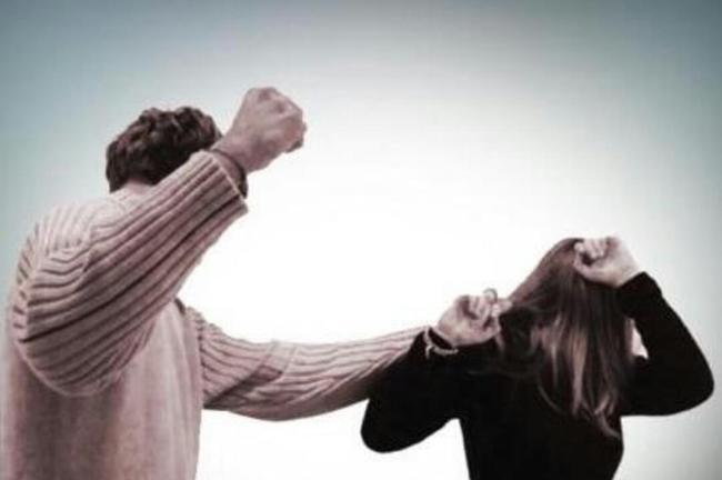 梦境中的暴力与自我疗愈，解析梦见自己和别人打架，自己被打破腹流很多血的深层含义