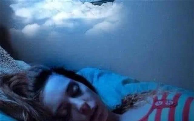 梦之边缘，解析梦见别人吃饭时自己在边上睡觉的深层含义