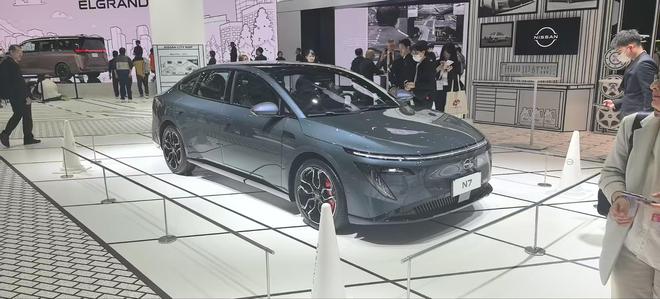日产左舵版N7亮相日本移动出行展,未来驾驶新篇章