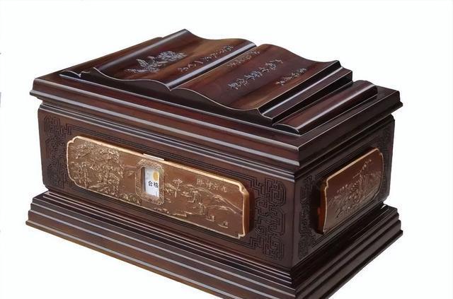 梦境的沉重，解析梦见别人的骨灰盒与遗照置于自家的深层含义