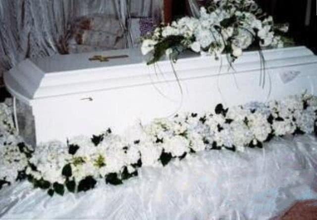 梦见棺材上盖着白色带花的纸，解读梦境中的生死轮回与心灵启示