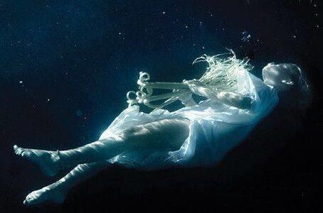 梦境解析，梦见老公躺在水里，情感与依赖的深层探索