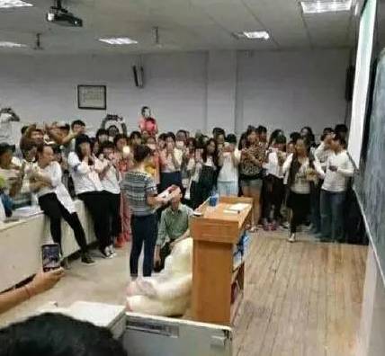 技校教官睡100多名女學(xué)生，炫耀破C拿一血，朋友圈內(nèi)容太惡心！