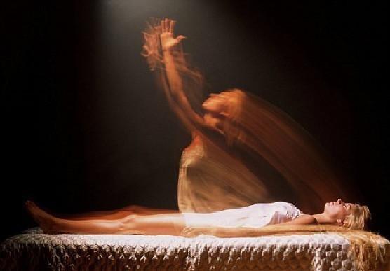 梦境迷离，解析梦到活人进棺材死了又活了的深层含义与心理暗示