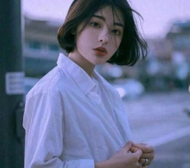 梦境之谜，短发女孩的引领与情感觉醒