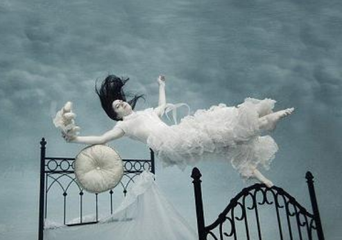 梦见抬死的女人又活，预兆背后的深层含义与心灵启示