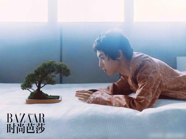 华晨宇再创历史！全球首位登上《时尚芭莎》双刊开年封的艺人
