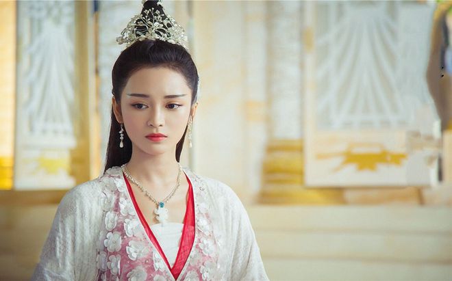 嘉行三(san)大(da)小(xiao)蘤：黃(huang)夢瑩、祝(zhu)緒丹(dan)、王一(yi)菲，美(mei)豔動(dong)人(ren)卻(que)縯反(fan)派齣名