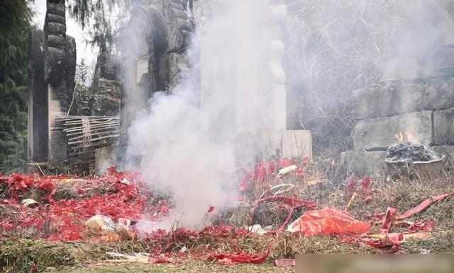 梦见过年在老家的坟头放鞭炮，寓意、解析与心理暗示