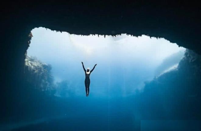 梦境奇观，解析梦到天空下鱼的神秘寓意