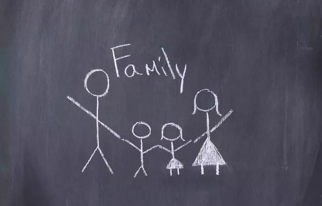 梦见照镜子看自己的侧面像，内心的镜像与未来预兆