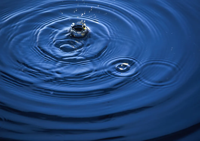 水桶中的倒影，梦的解析与情感深处的涟漪——换前夫衣服的梦境探索