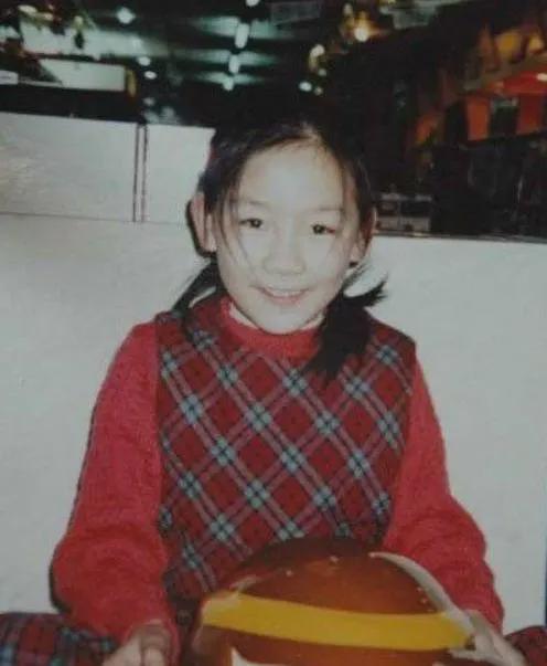 11年后，“人大裸?！碧K紫紫成了單親媽媽：離婚2次，女兒3歲！