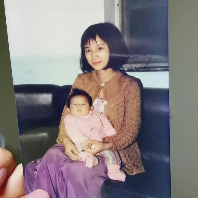 11年后，“人大裸?！碧K紫紫成了單親媽媽：離婚2次，女兒3歲！