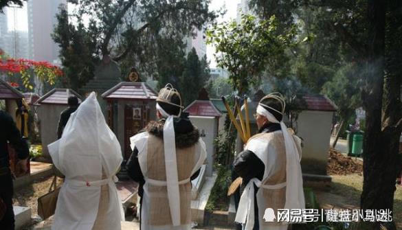 梦境解析，梦到出殡穿白衣外出转红装归来的深层含义