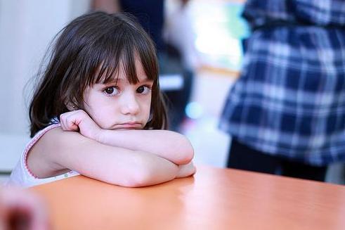 梦境解析，梦见被小孩咬小腿——童真与成长的隐喻