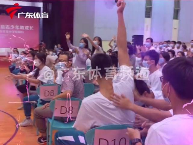 今晚不洗手了!全红婵造访广东实验中学,一学生和红姐击掌大喊：爽!