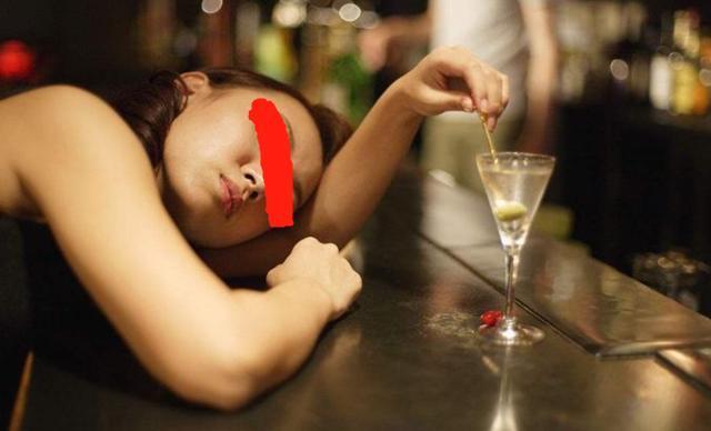 昨晚梦见我去找男朋友他与好多朋友还有个女人在一起喝酒但是...