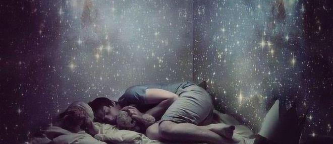 梦境之谜，解析梦中被昔日心仪之人拥抱的深层含义