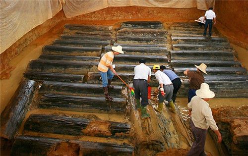 做梦梦见跳进墓坑里抬棺材，梦境背后的深层含义与解析