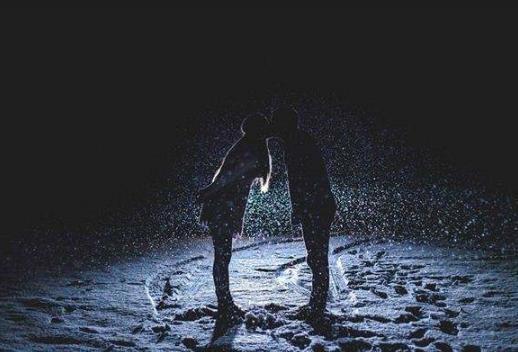 梦见我仰慕的人在跟我接吻，梦境背后的深层含义与心理解析