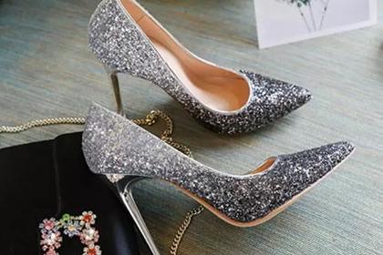 梦见很多鞋子，探索梦境背后的深层含义与心理解析