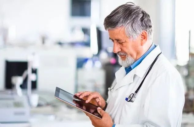 梦境中的医疗仪式，解析梦见医生给孩子打针的深层含义