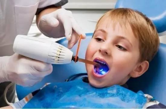 梦境解析，大牙掉落与虫牙——对家庭安康的深切祈愿