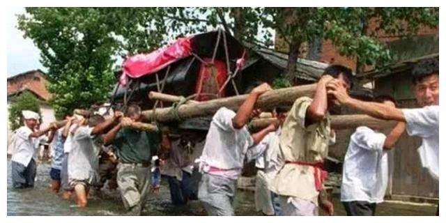 梦境解析，我梦见有人抬着一棺材来我们家，我还给了别人二百块钱