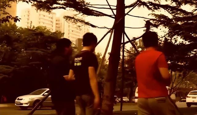 梦境交织，前天棺材与昨日亡父的预兆之谜