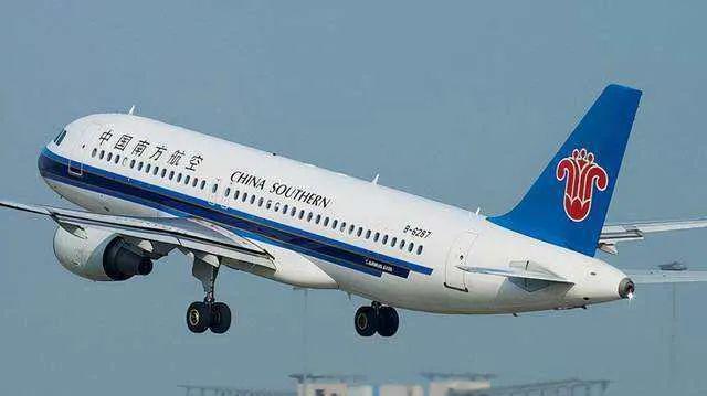 南航“內(nèi)衣門”更多照片視頻流出：尺度令人咋舌，空姐出來回應(yīng)了