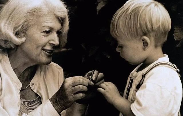 梦见死去的奶奶复活并跟我说话，梦境背后的深层含义与情感解析