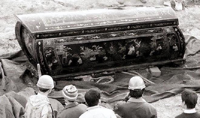 梦境中的哀思与释怀，解析梦见奶奶棺材被移出并破损的深层含义