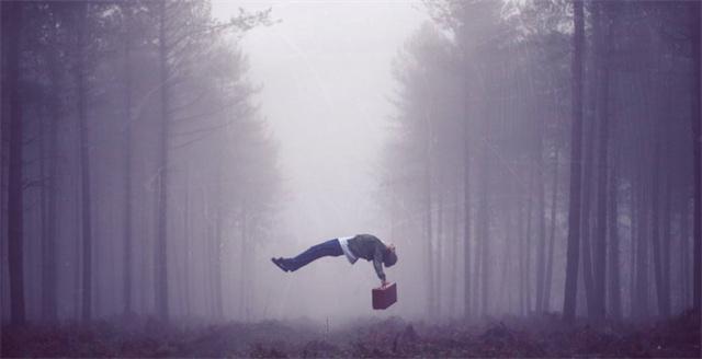 梦境与现实交织，梦见已故亲人复活并交谈的深层含义